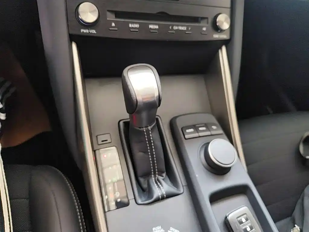 Lexus IS 2017 300 Leading Edition фото 14