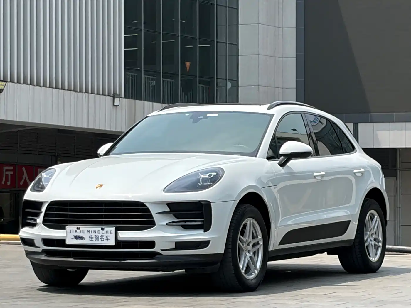 PORSCHE MACAN