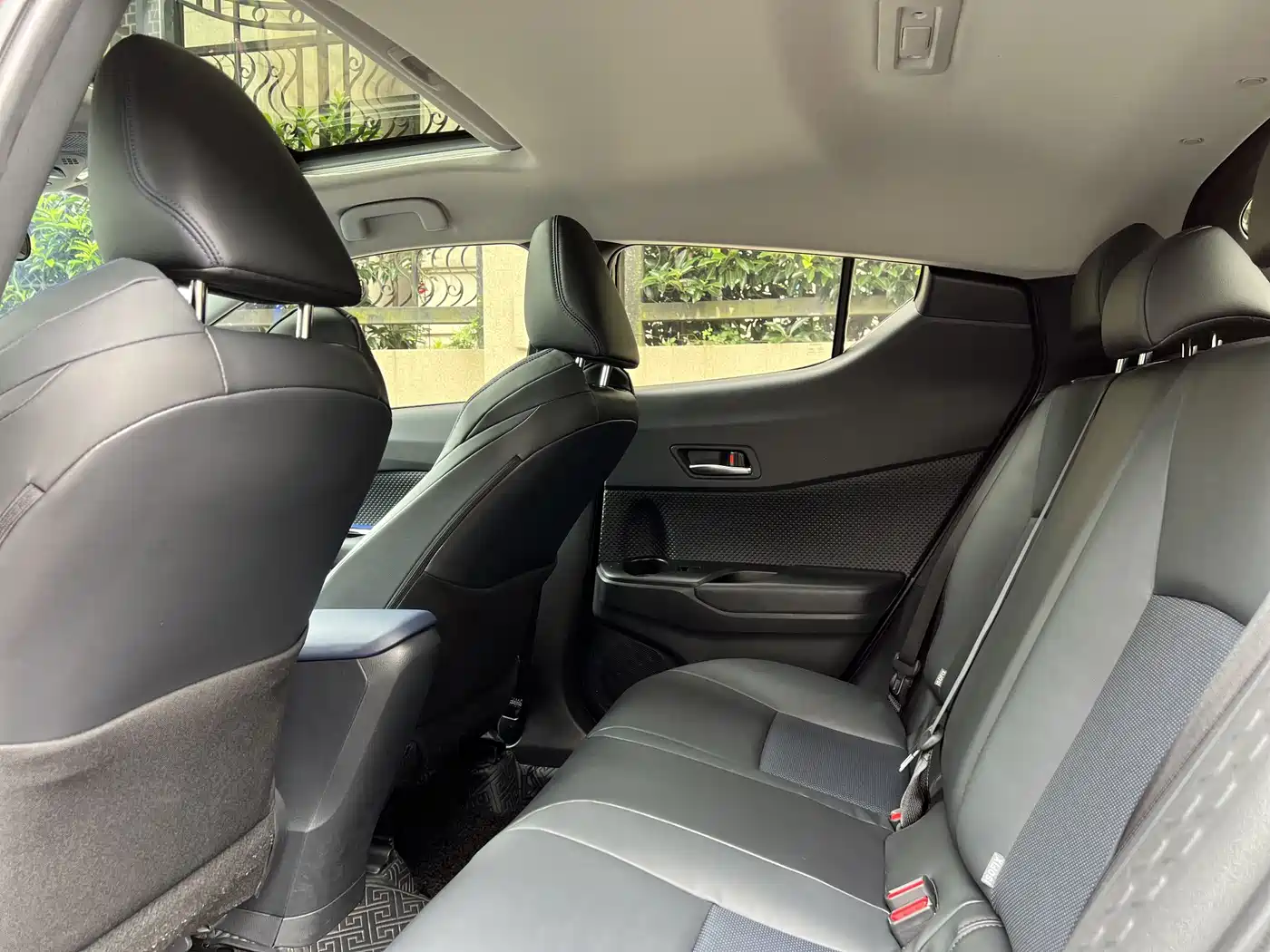 Toyota C-HR 2021 2.0L Luxury Edition фото 13