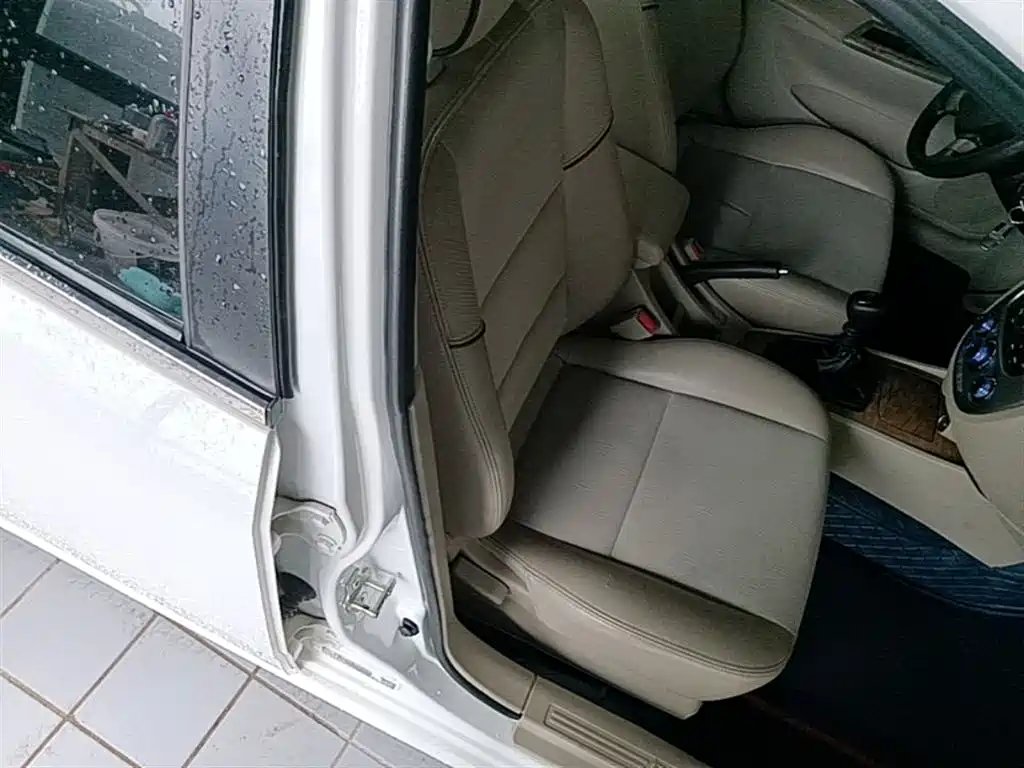 Buick Excelle 2015 1.5L Manual Classic фото 25