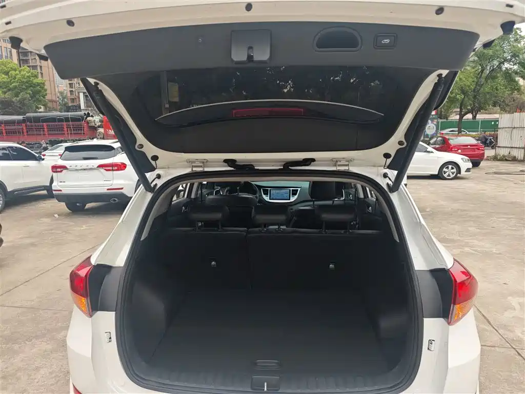 Hyundai Tucson 2015 2.0L Automatic 2WD Smart фото 19