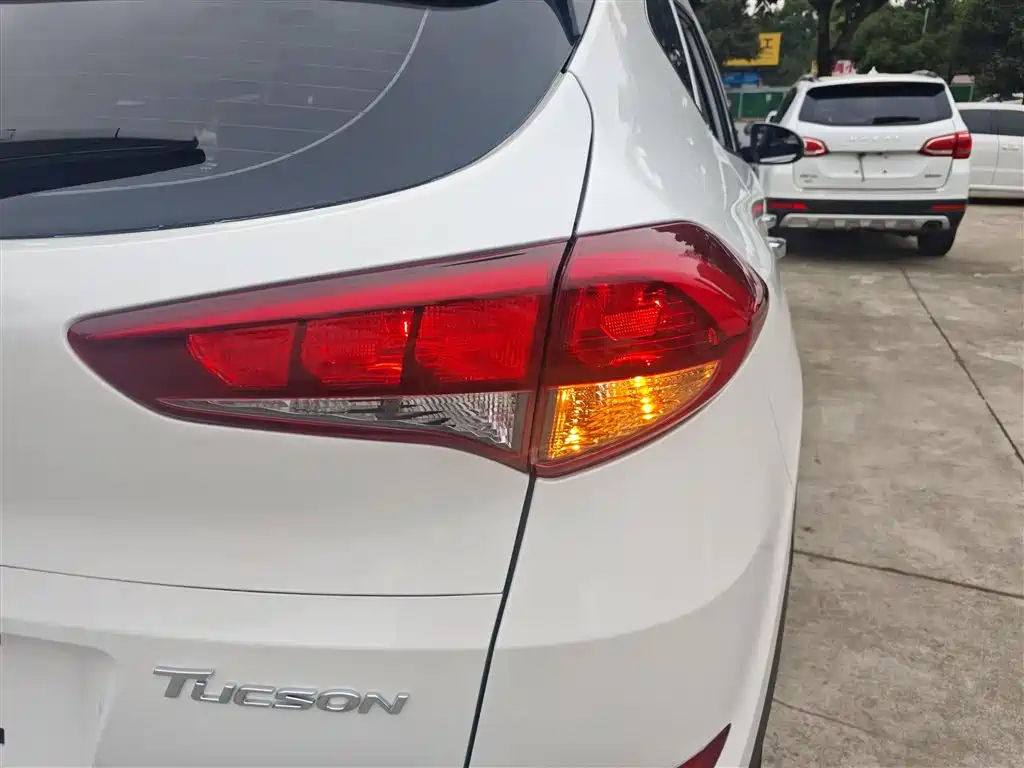 Hyundai Tucson 2015 2.0L Automatic 2WD Smart фото 8
