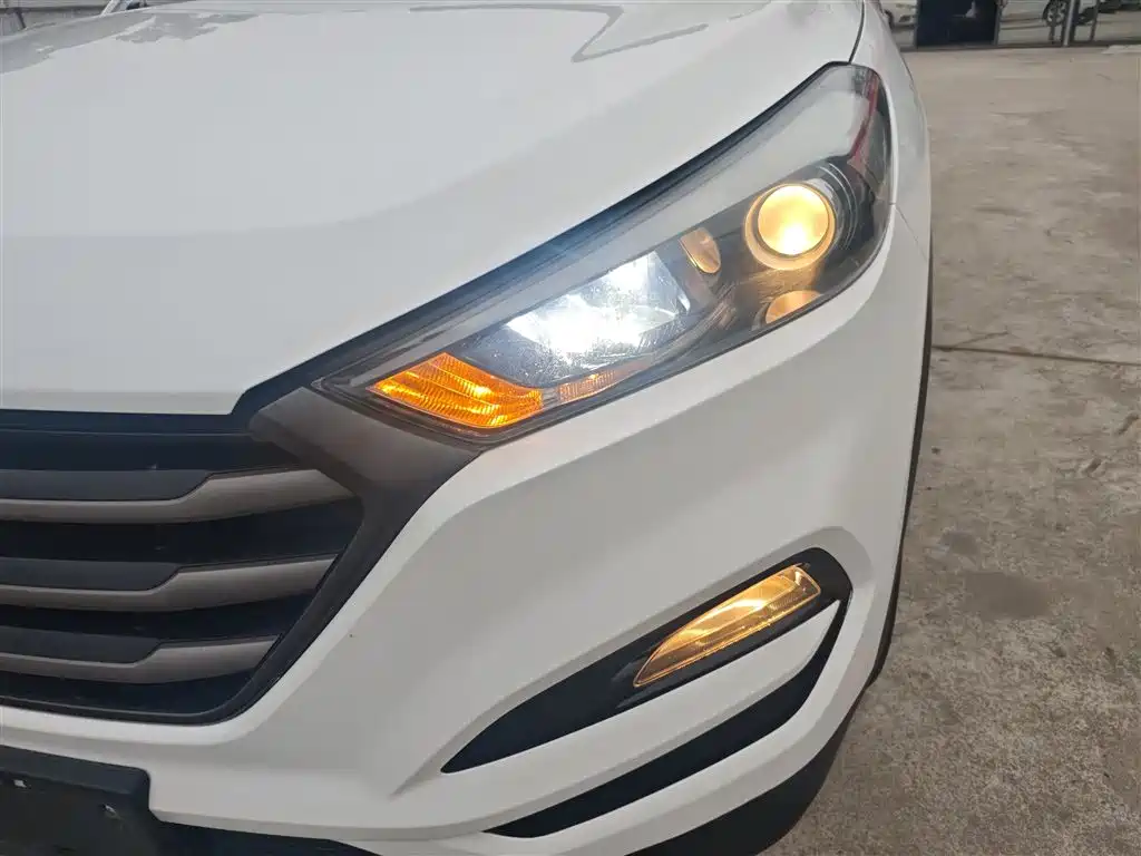 Hyundai Tucson 2015 2.0L Automatic 2WD Smart фото 24