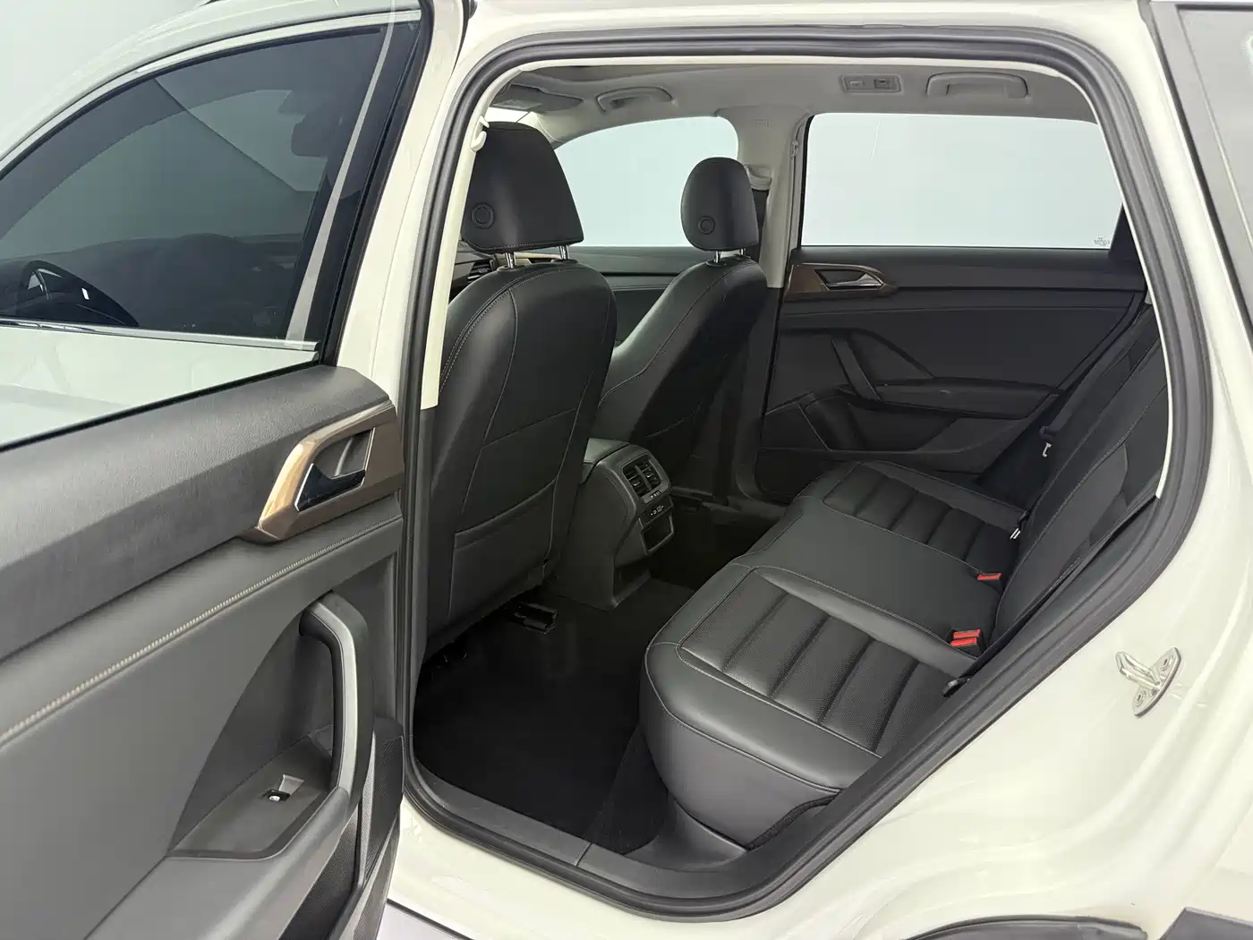 Volkswagen Tharu 2022 280TSI FWD Luxury Edition фото 14