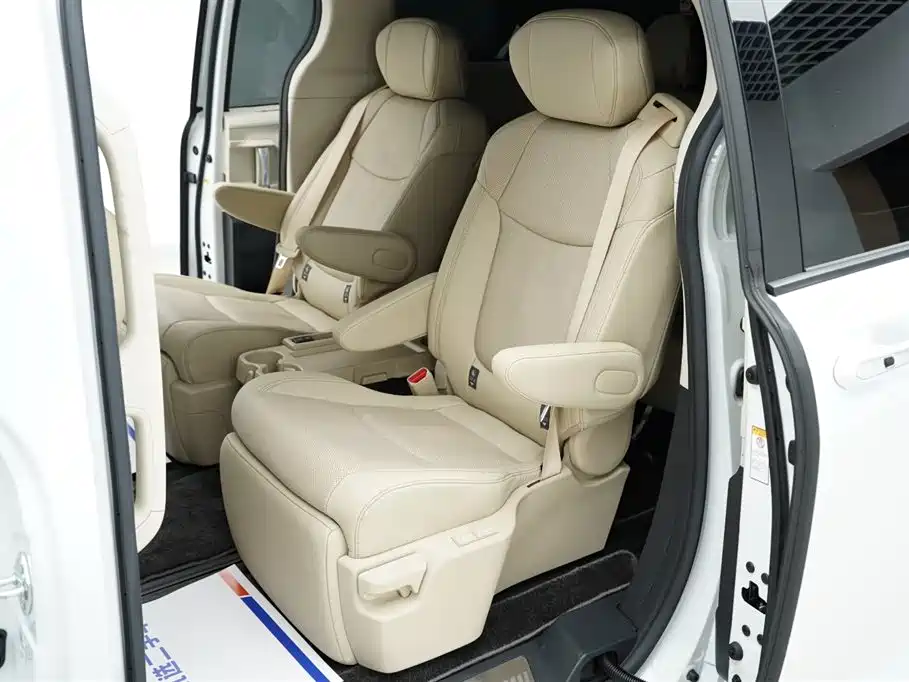 Toyota Sienna 2021 2.5L Hybrid Ultimate Edition фото 12