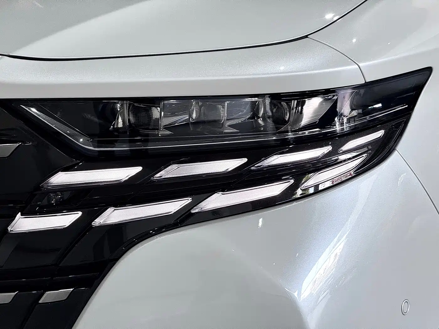Toyota Alphard 2024 Hybrid 2.5L Ultimate Enjoyment Edition фото 8