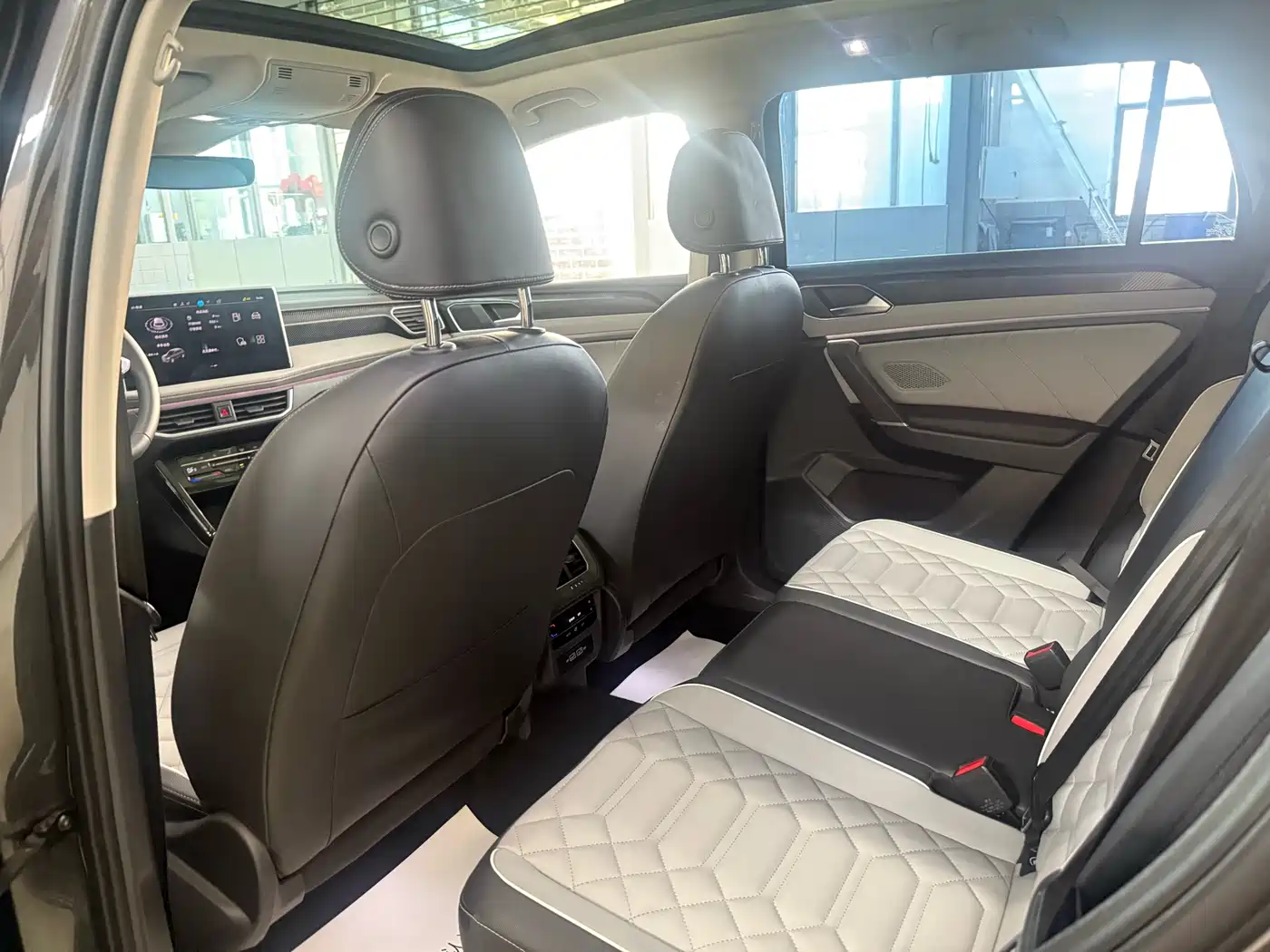Volkswagen Tayron 2023 300TSI 2WD Luxury Plus Advanced Edition фото 7