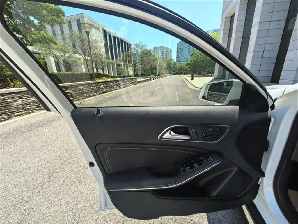 Mercedes-Benz GLA 2016 GLA 200 Dynamic фото 4