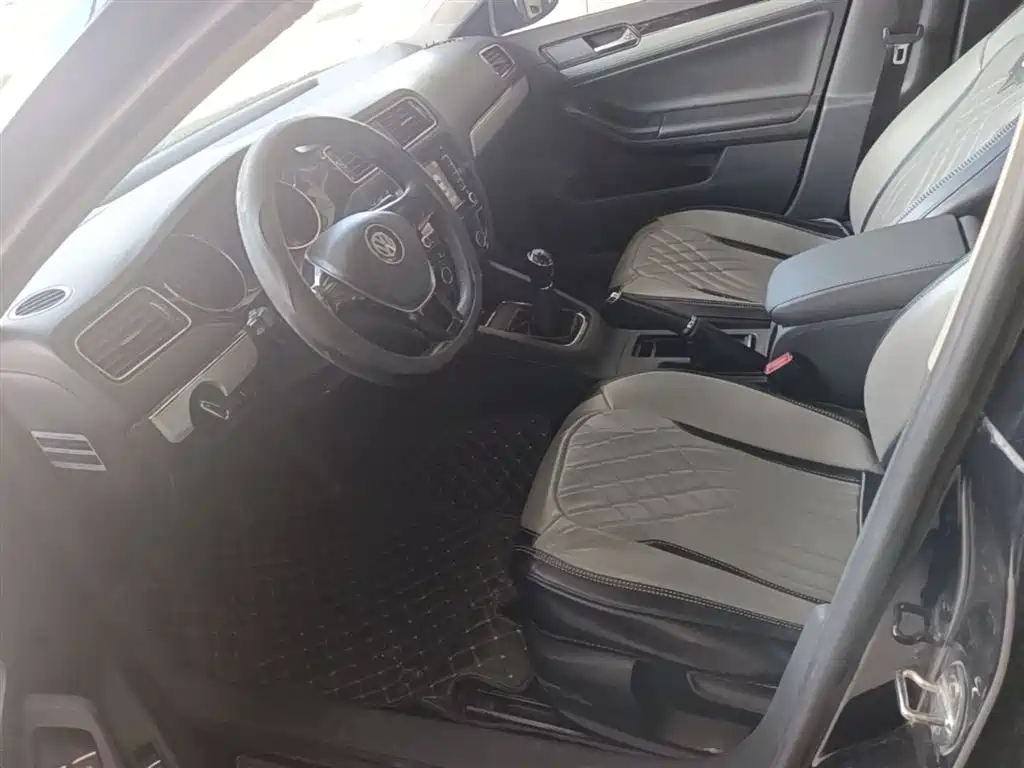 Volkswagen Sagitar 2015 1.6L Manual Comfort фото 15