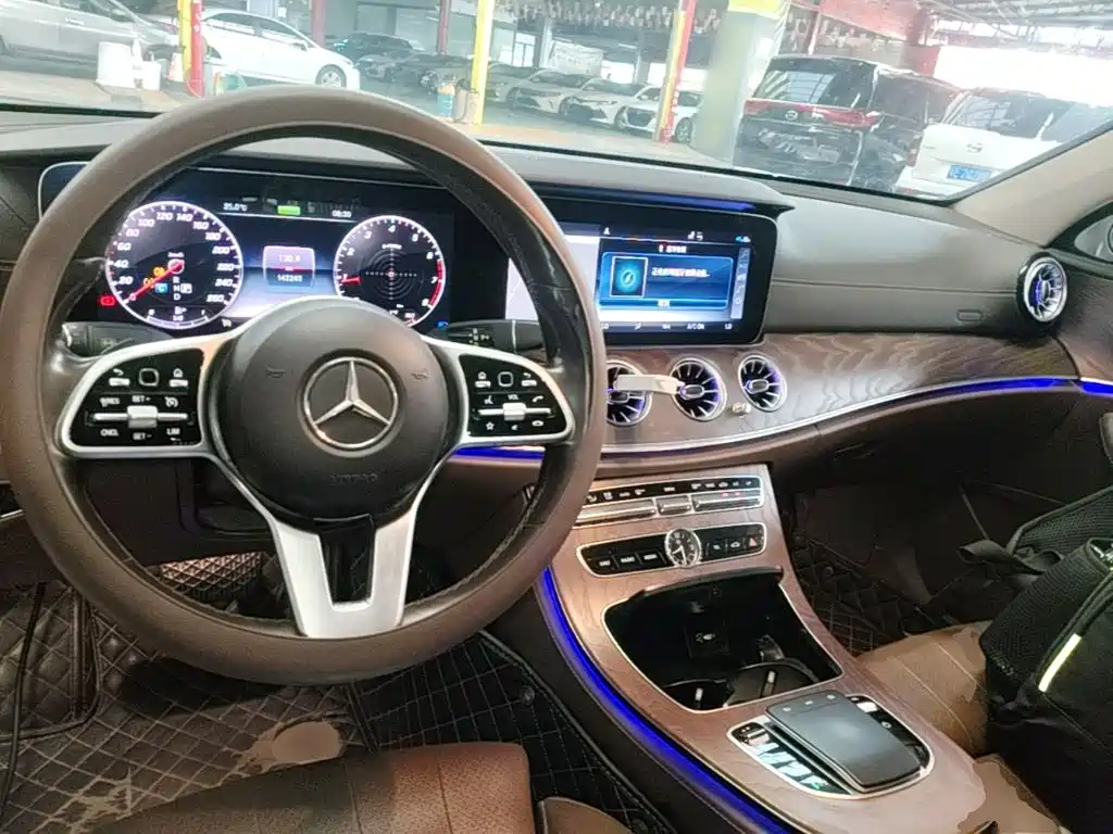 صورة 10 - Mercedes-Benz E-Class