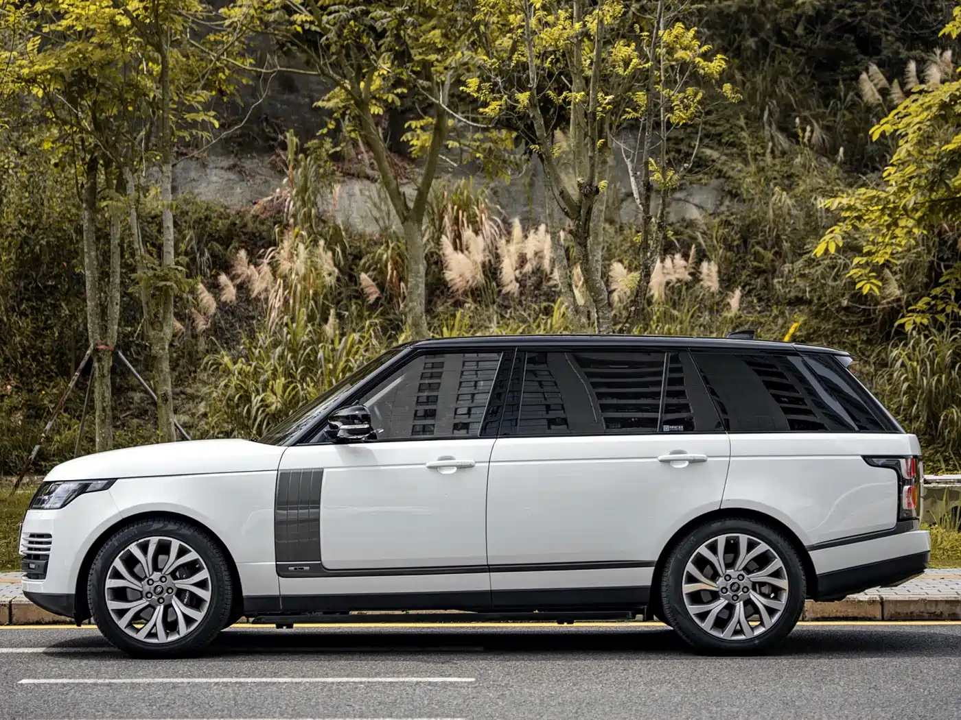 Land Rover Range Rover 2021 3.0 L6 Heritage Extended Classic Edition фото 16