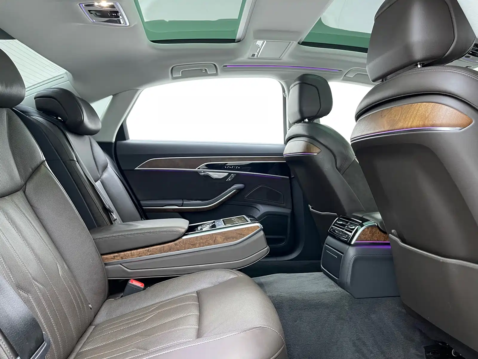 صورة 8 - Audi A8