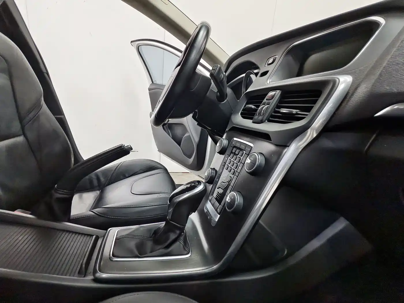 Volvo V40 2013 2.0T Elegance Edition фото 15