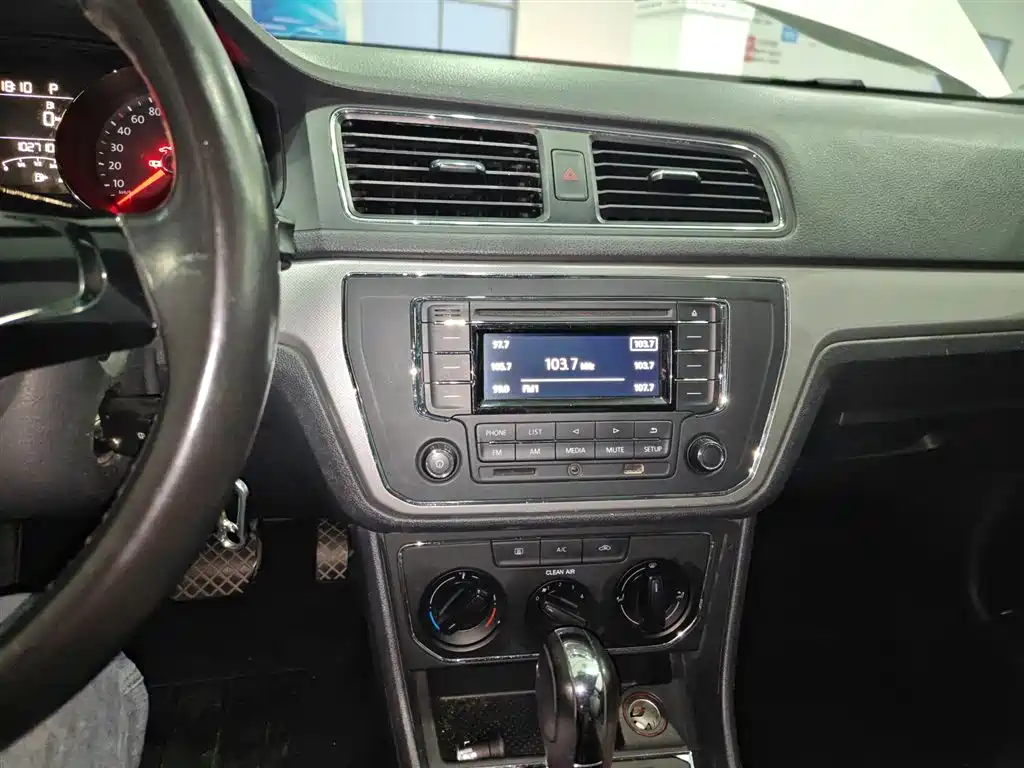 Volkswagen Lavida 2015 1.6L Automatic Comfort Edition фото 20