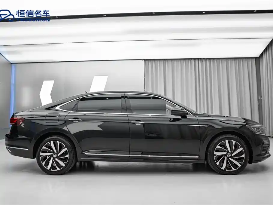 Volkswagen Passat 2024 380TSI Luxury фото 4