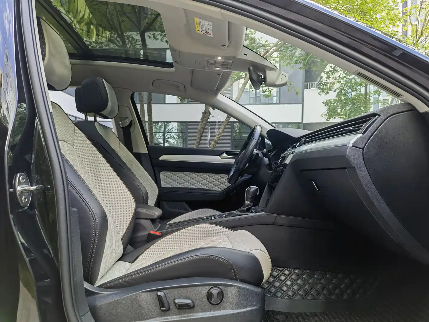 Volkswagen Magotan 2023 Model 2 Million Commemorative Edition 330TSI DSG Luxury фото 14