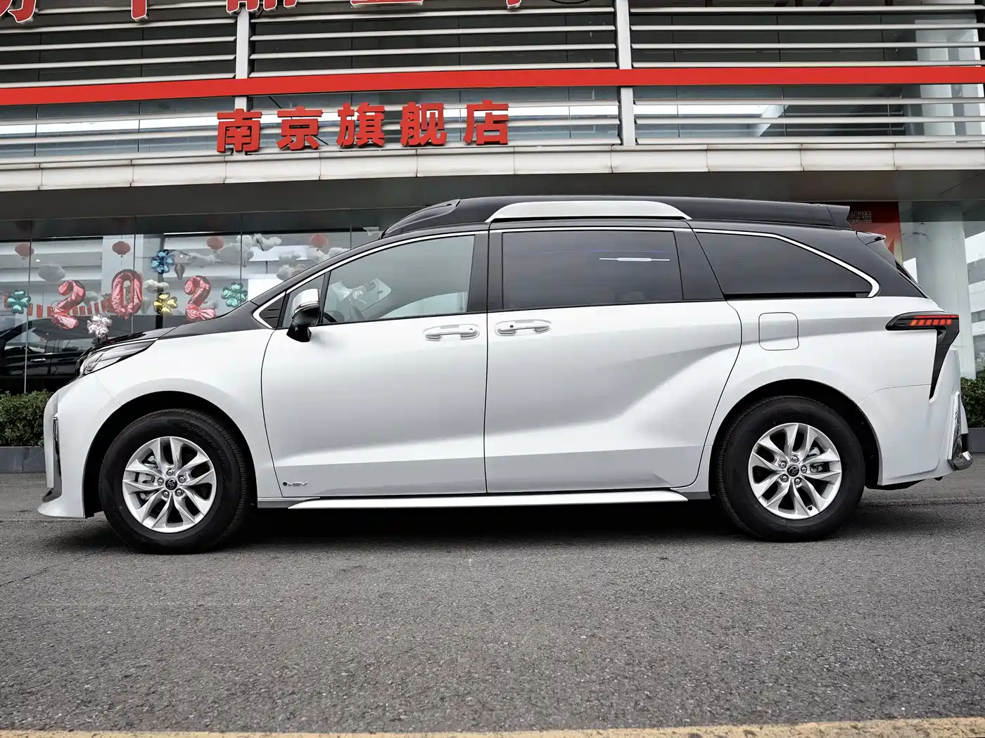 Toyota Granvia фото 3