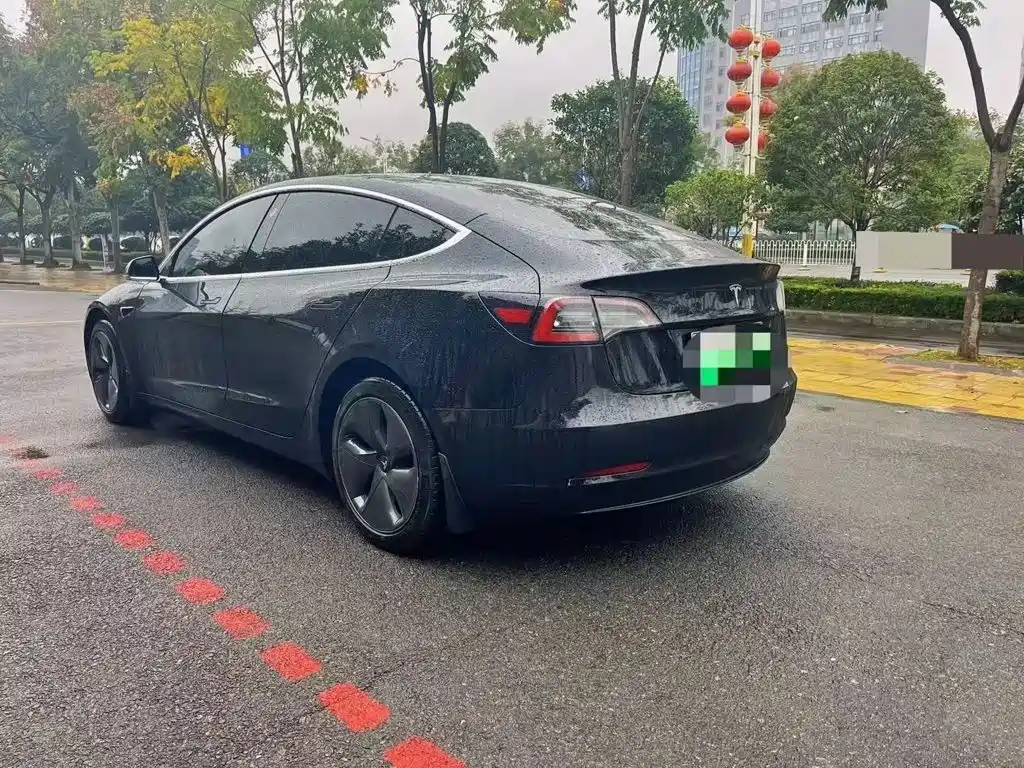 Фото 6 - Tesla Model 3