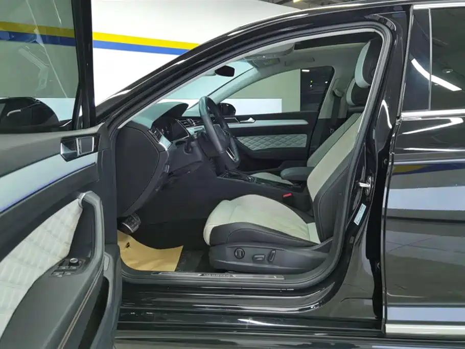 Volkswagen Magotan 2023 Model 2 Million Commemorative Edition 330TSI DSG Luxury фото 9