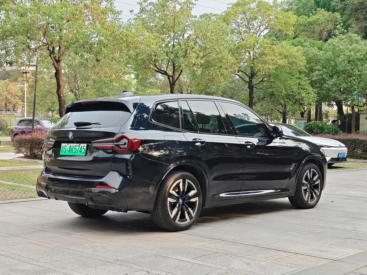 BMW iX3 2024 Leading Edition фото 4