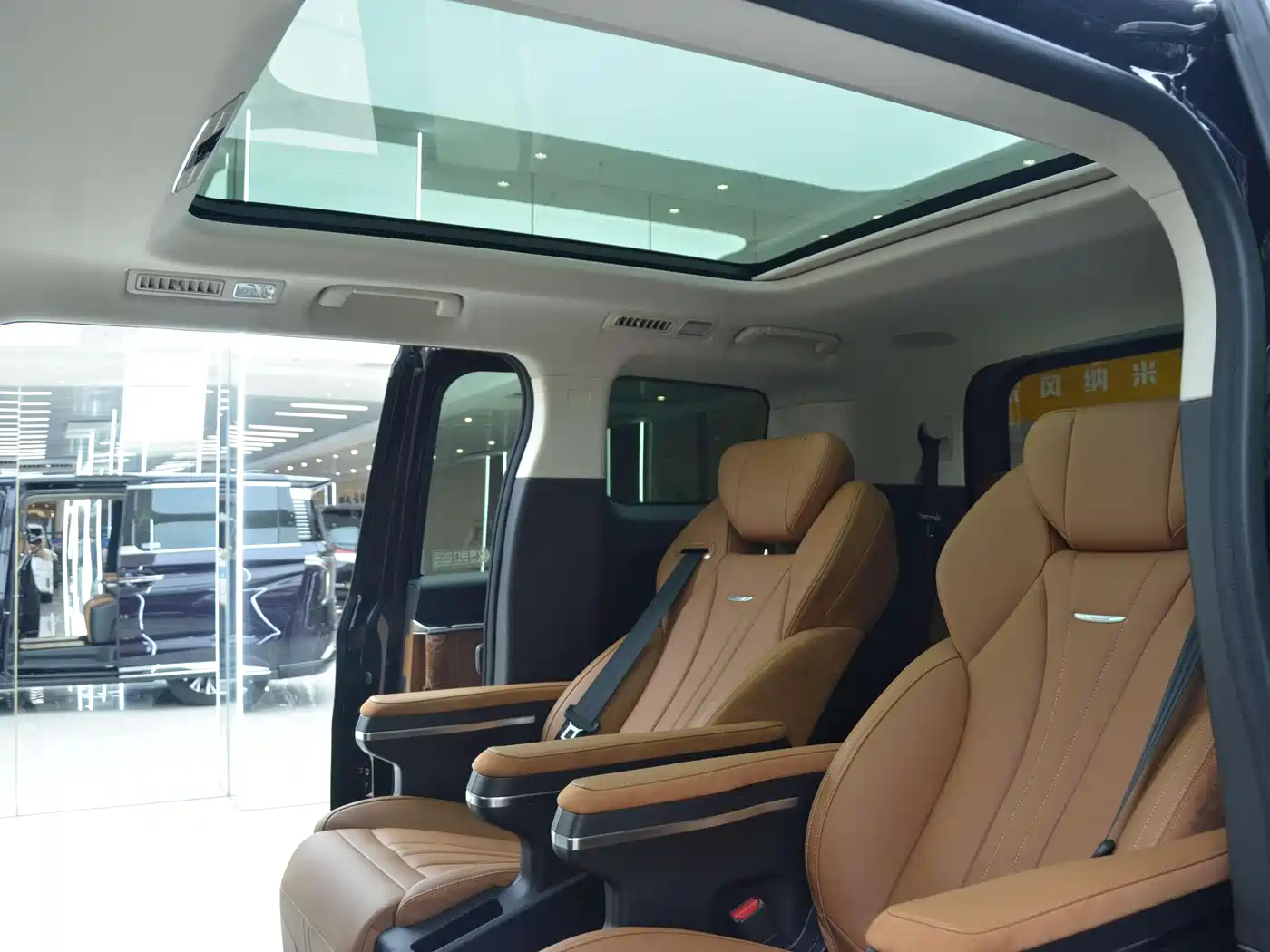 Hongqi HQ9 PHEV 2024 Model 2.0T AWD Business Edition фото 11