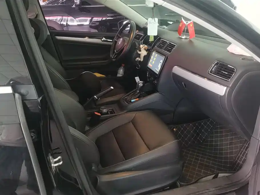 Volkswagen Sagitar 2015 1.6L Automatic Comfort фото 8