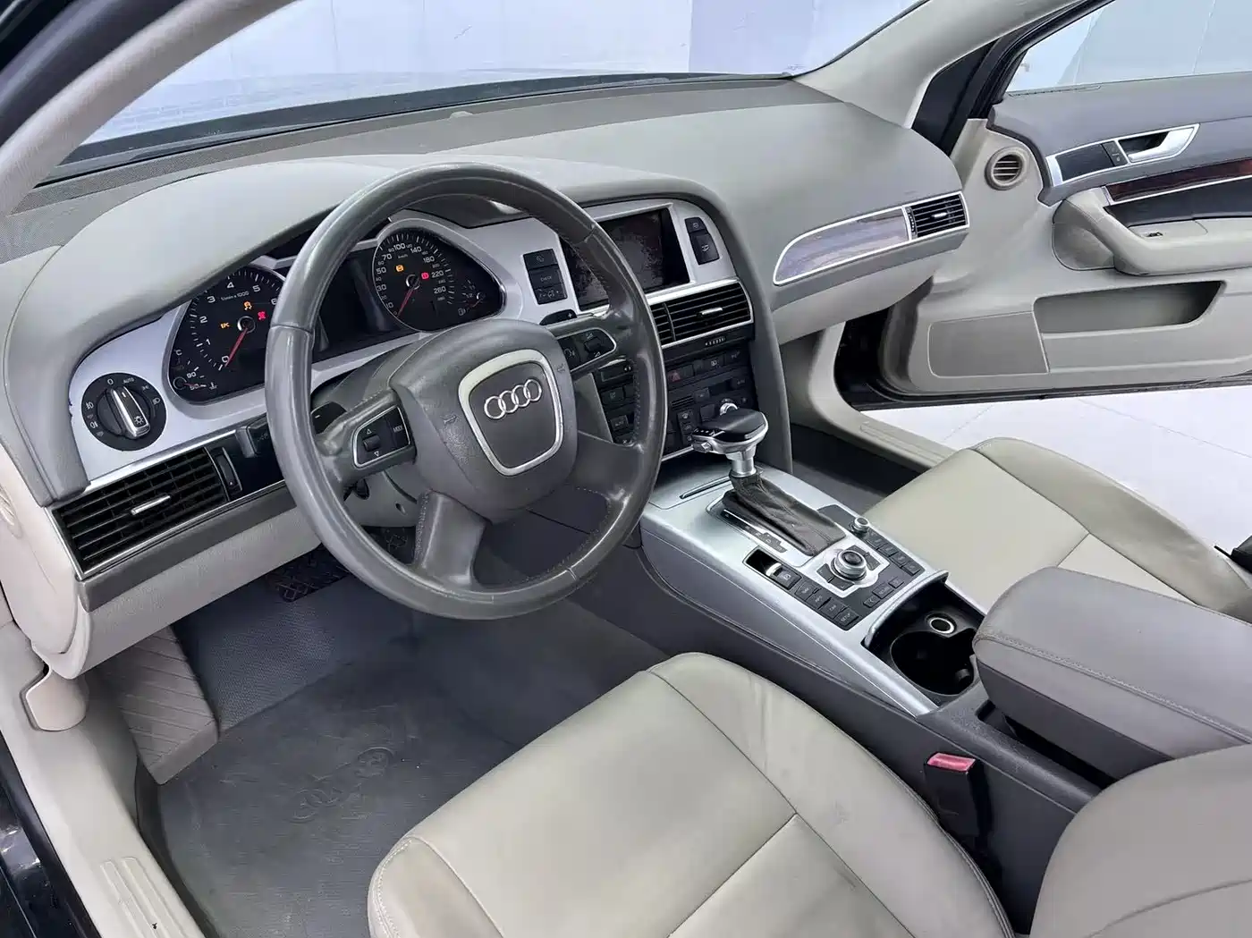 Audi A6L 2010 2.0 TFSI Automatic Standard фото 7