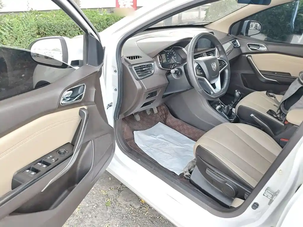 Baojun 310W 2017 2017 1.5L Manual Fashion Edition (China V)