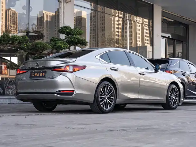 Lexus ES 2022 300h Ultimate Edition — фото 3