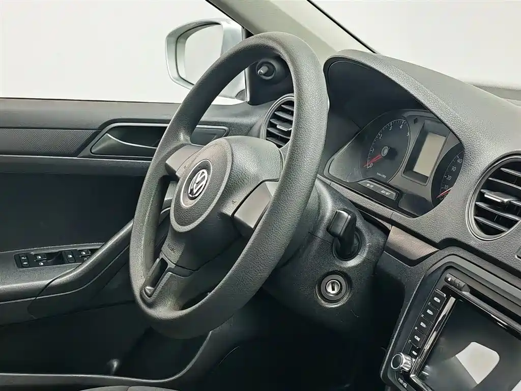 Volkswagen Jetta 2015 1.6L Manual Trend фото 22