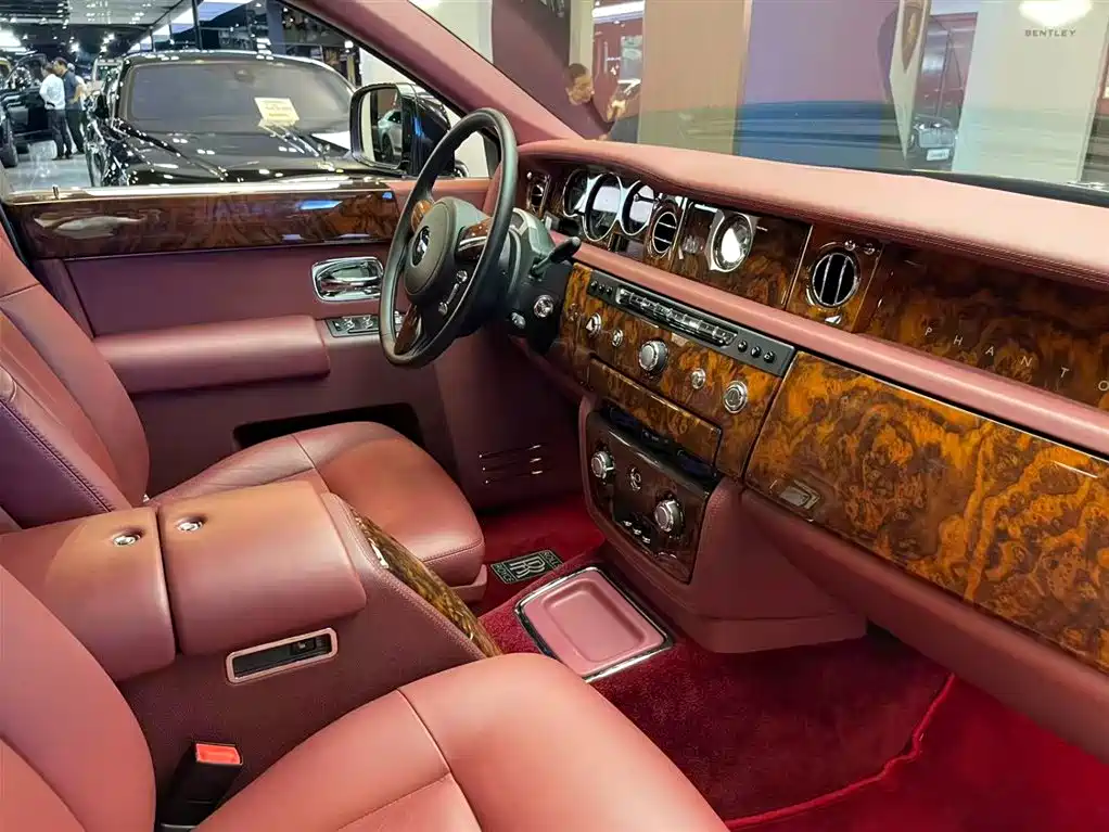 ROLLS-ROYCE PHANTOM