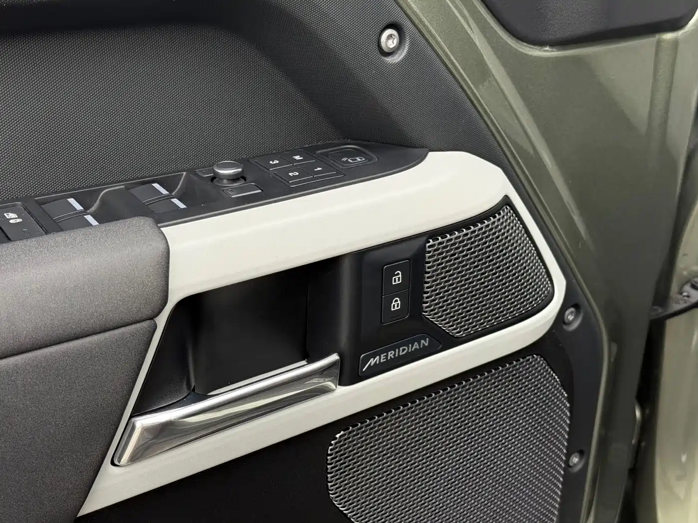 Land Rover Defender 2020 Model 110 P400 SE фото 11