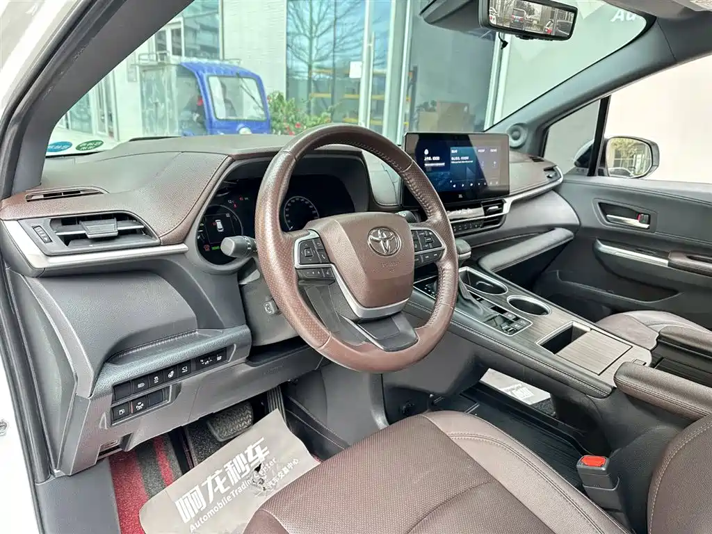 Toyota Sienna 2021 2.5L Hybrid Platinum Edition фото 11