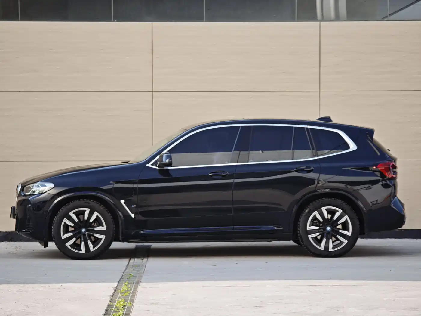 BMW iX3 2024 Leading Edition фото 2