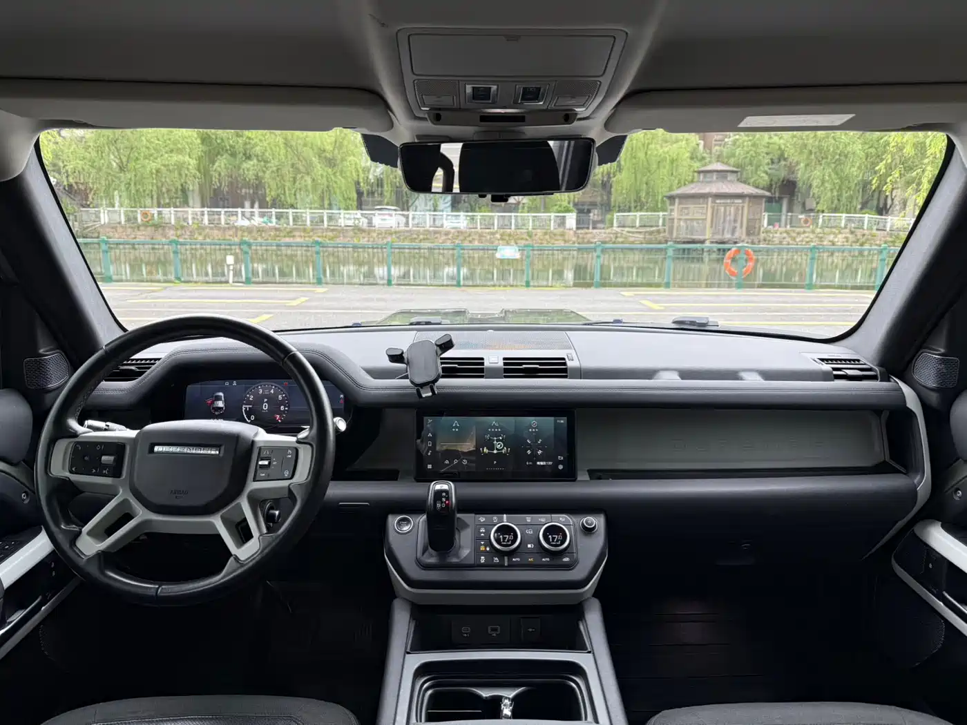 Land Rover Defender 2020 Model 110 P400 SE фото 8
