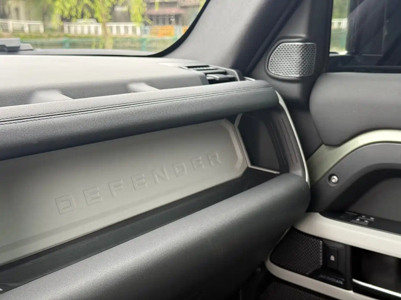 Land Rover Defender 2020 Model 110 P400 SE фото 15