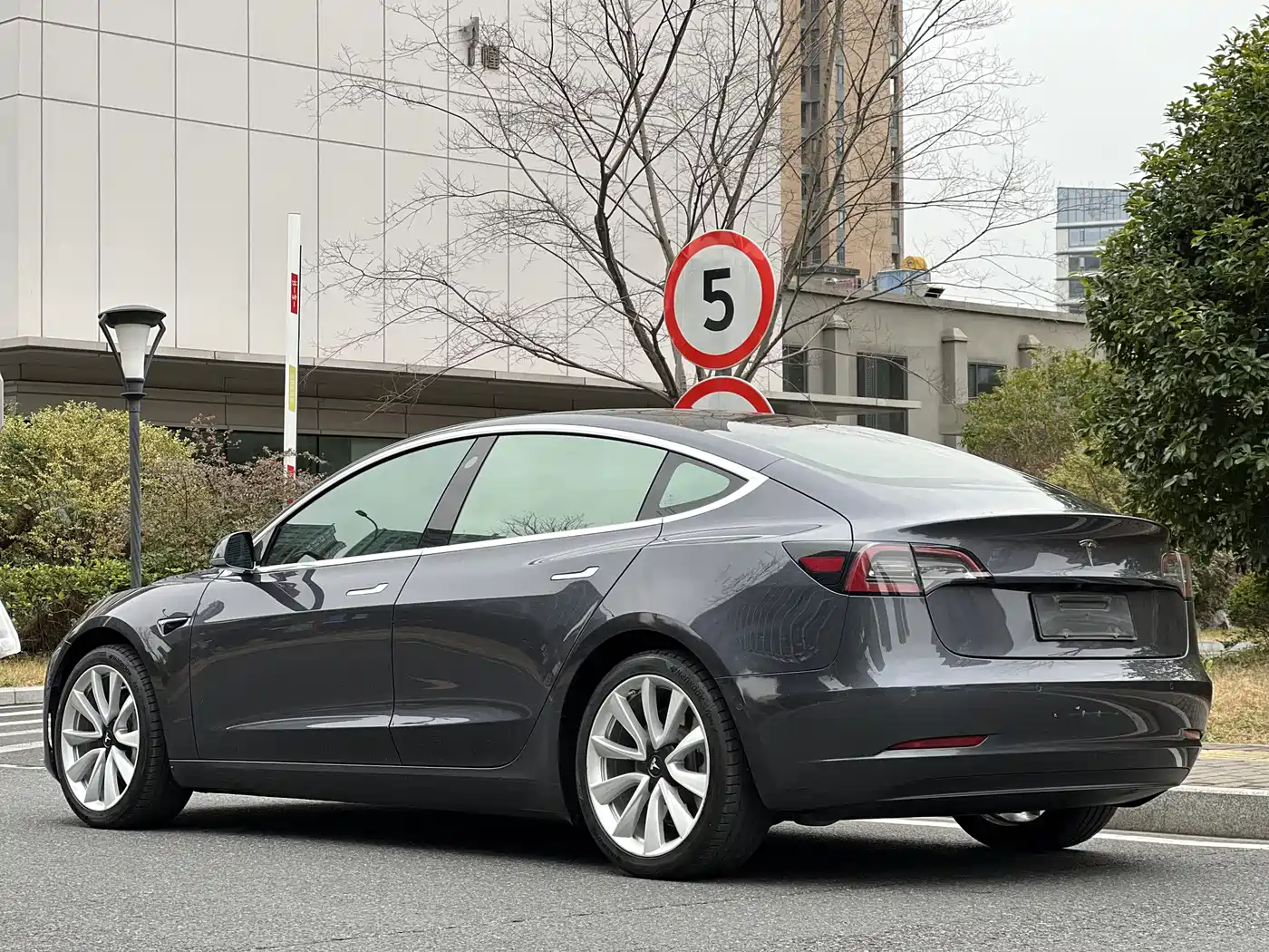 TESLA MODEL 3