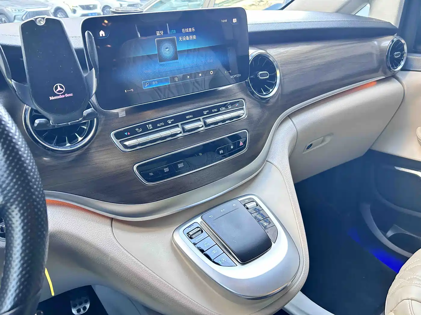 Mercedes-Benz V-Class 2020 Model V 260 L Long Wheelbase Luxury фото 7