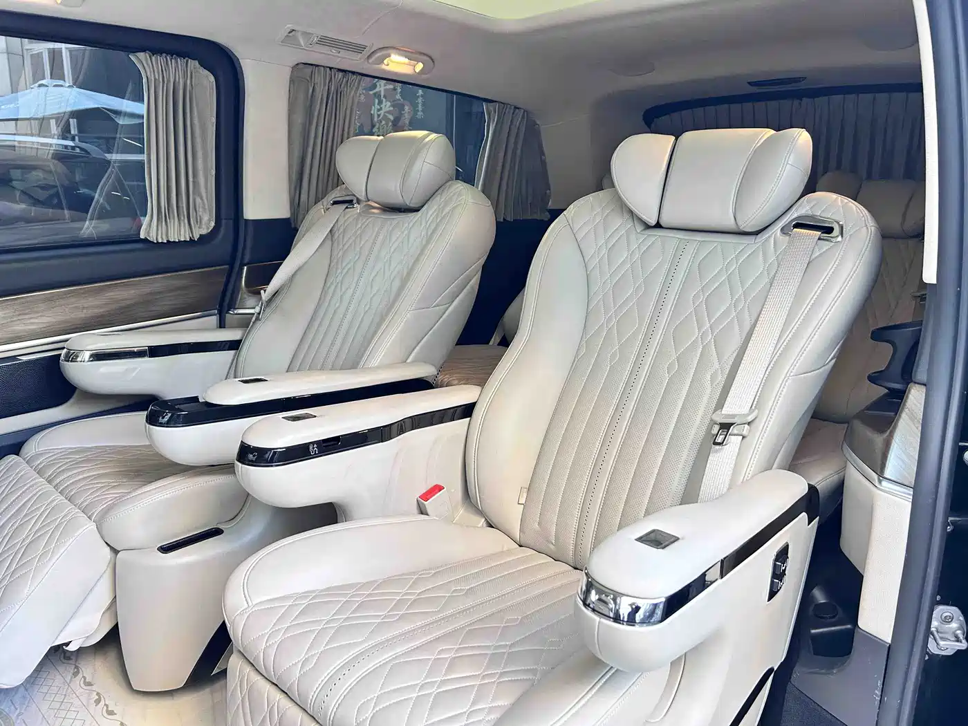 Mercedes-Benz V-Class 2020 Model V 260 L Long Wheelbase Luxury фото 20