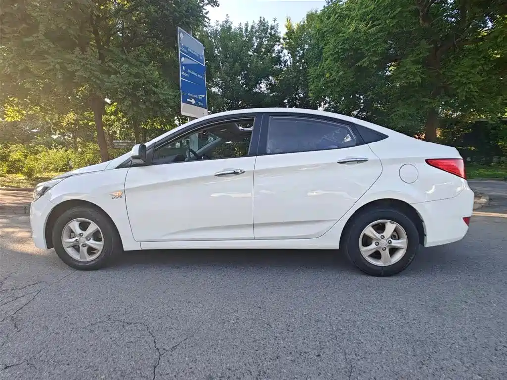 Hyundai Verna 2014 1.4L Automatic Leading GLX фото 5