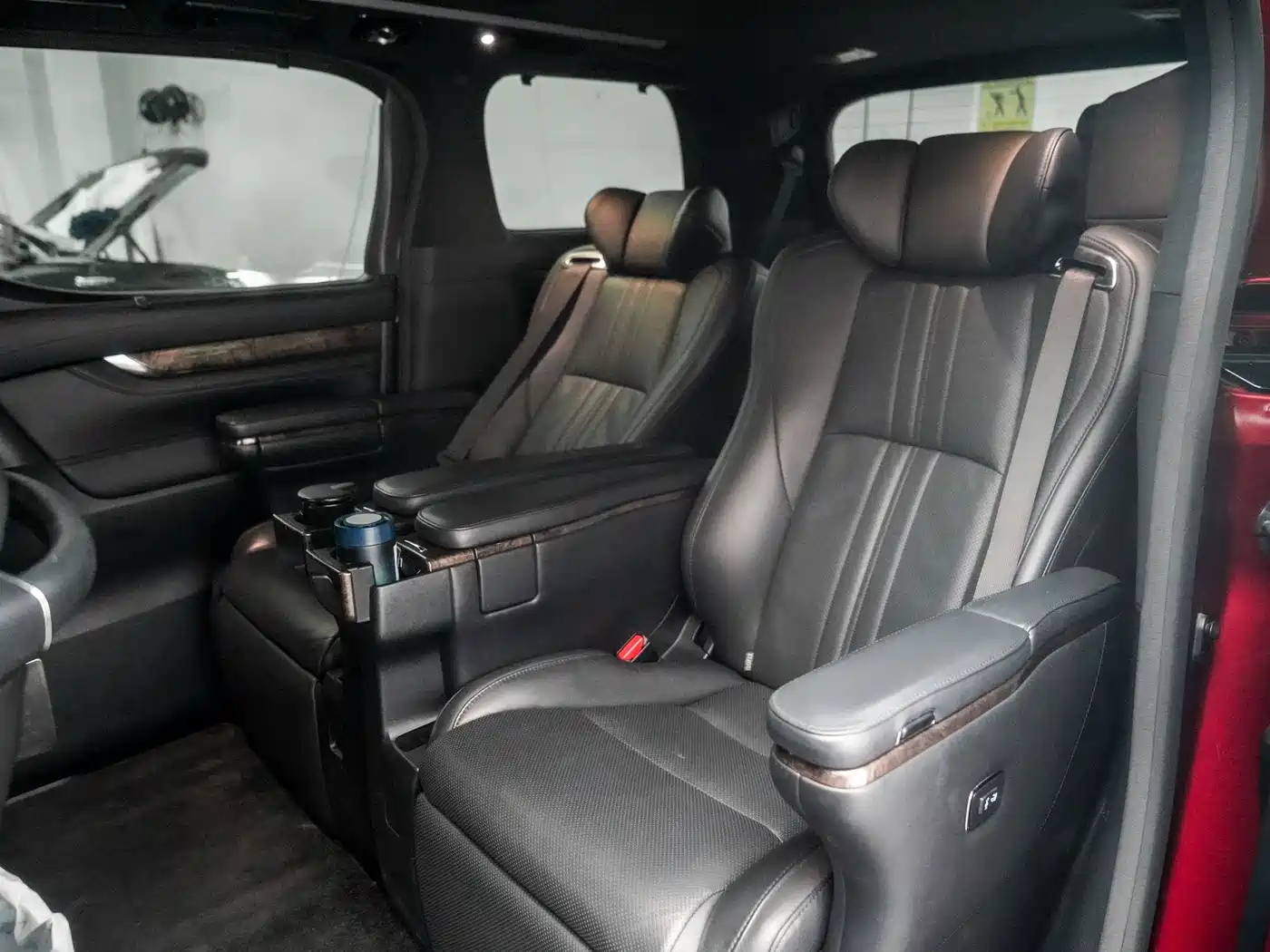 Toyota Alphard 2019 Hybrid 2.5L Premium Edition фото 16