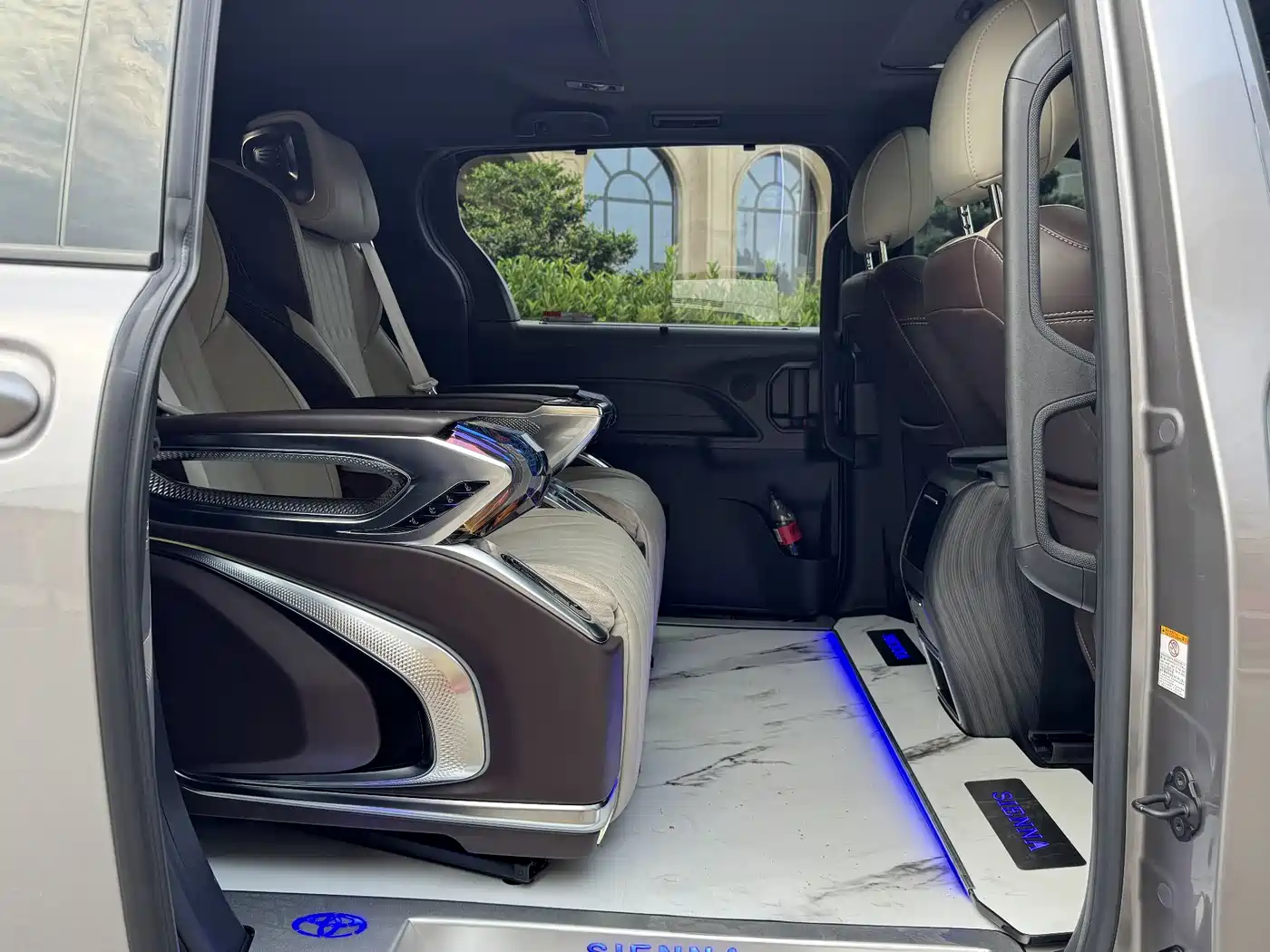 Toyota Sienna 2023 2.5L Hybrid Premium Edition фото 15