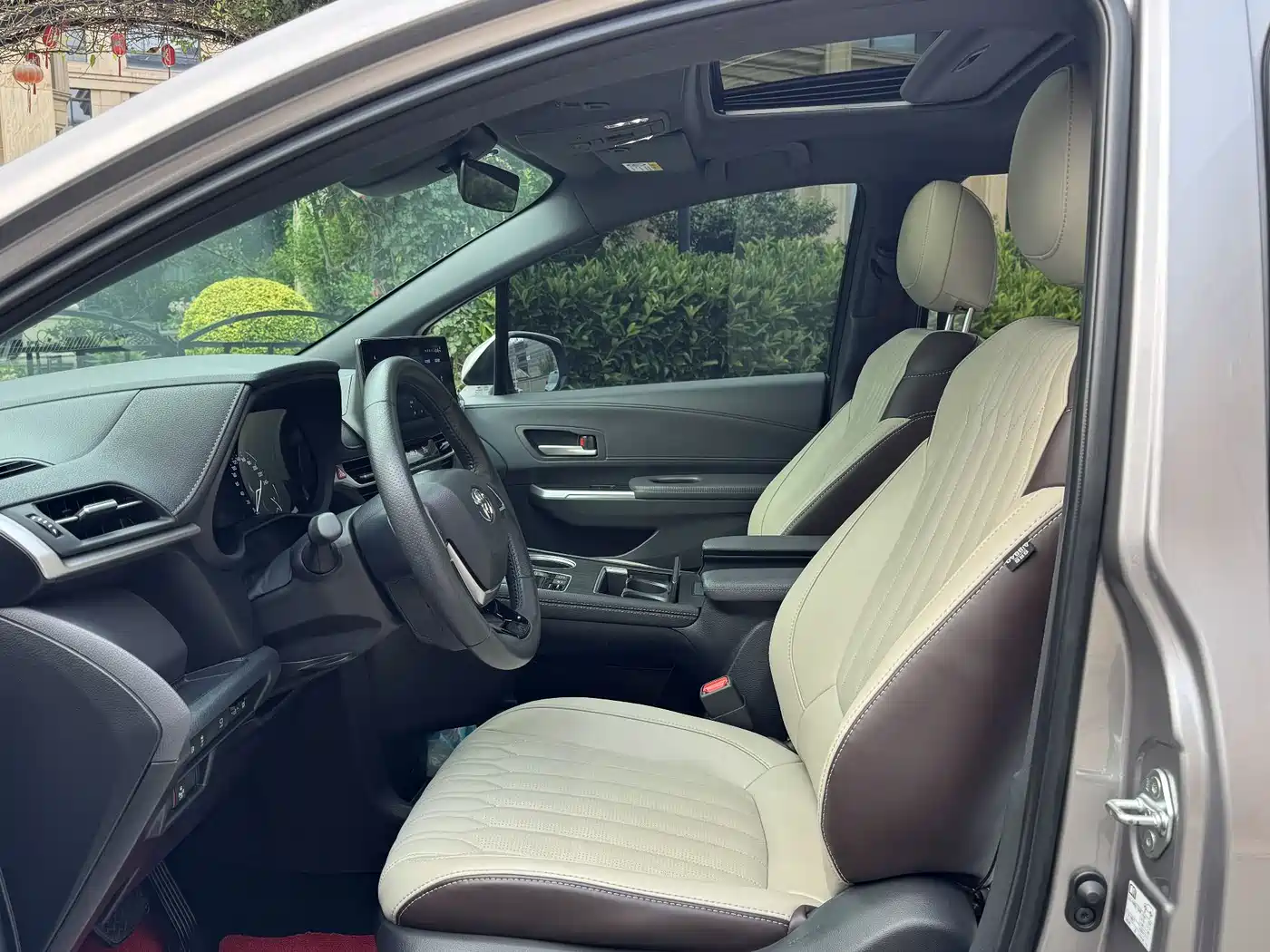 Toyota Sienna 2023 2.5L Hybrid Premium Edition фото 7