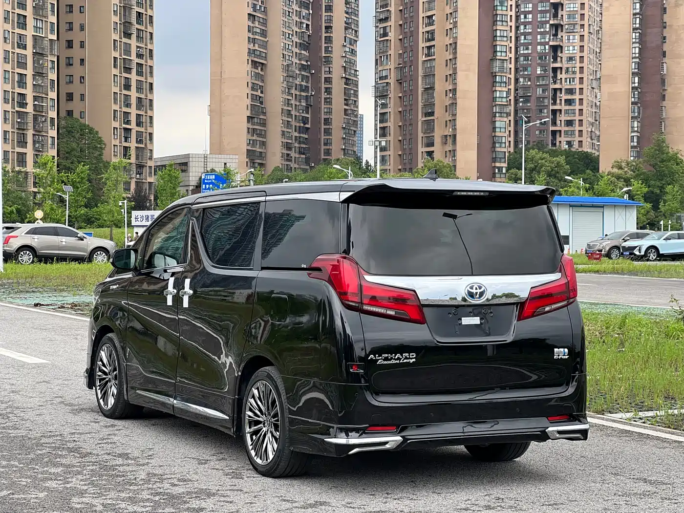 Toyota Alphard 2021 Hybrid 2.5L Premium фото 4