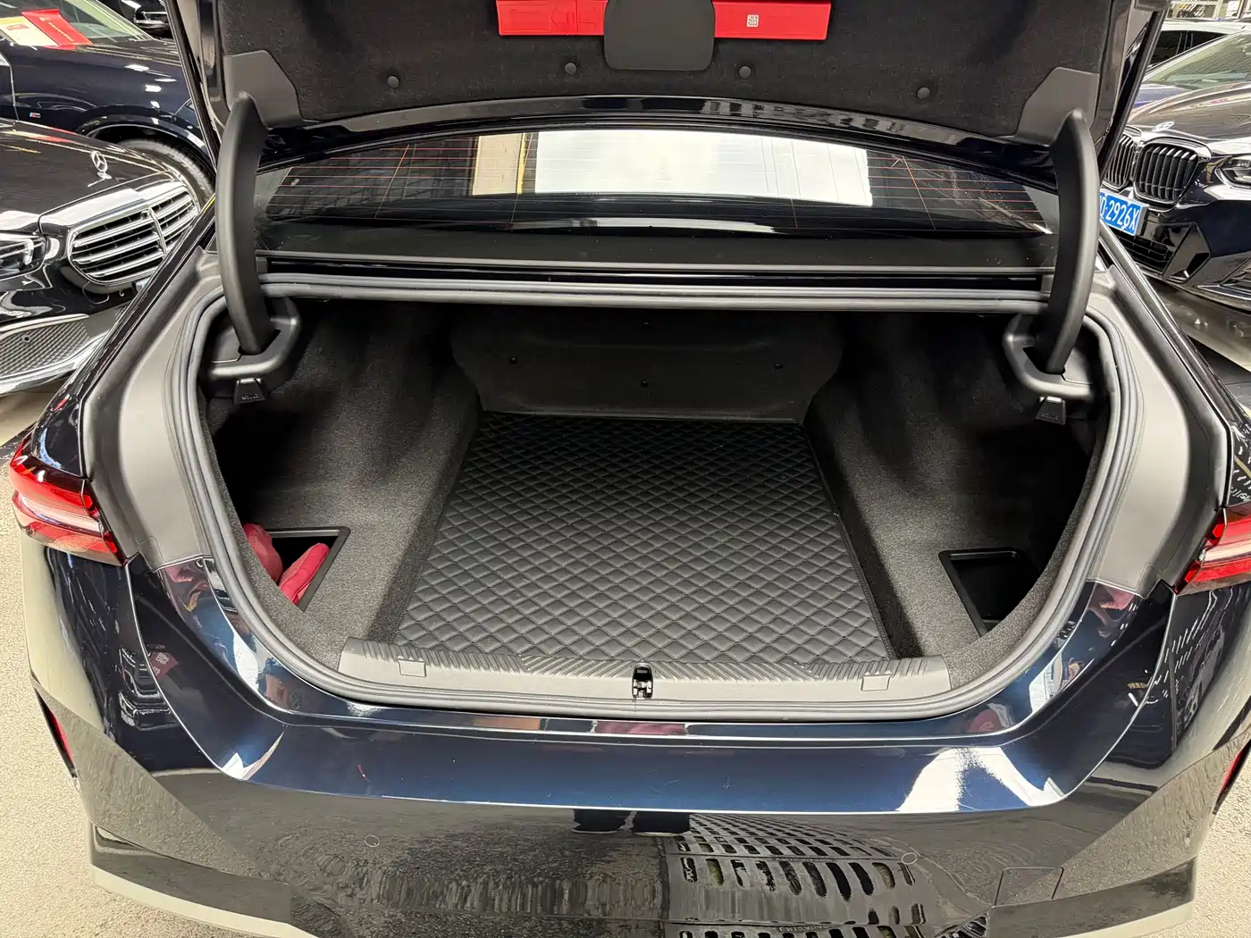 BMW 5 Series 2025 530Li Leading M Sport Package фото 36