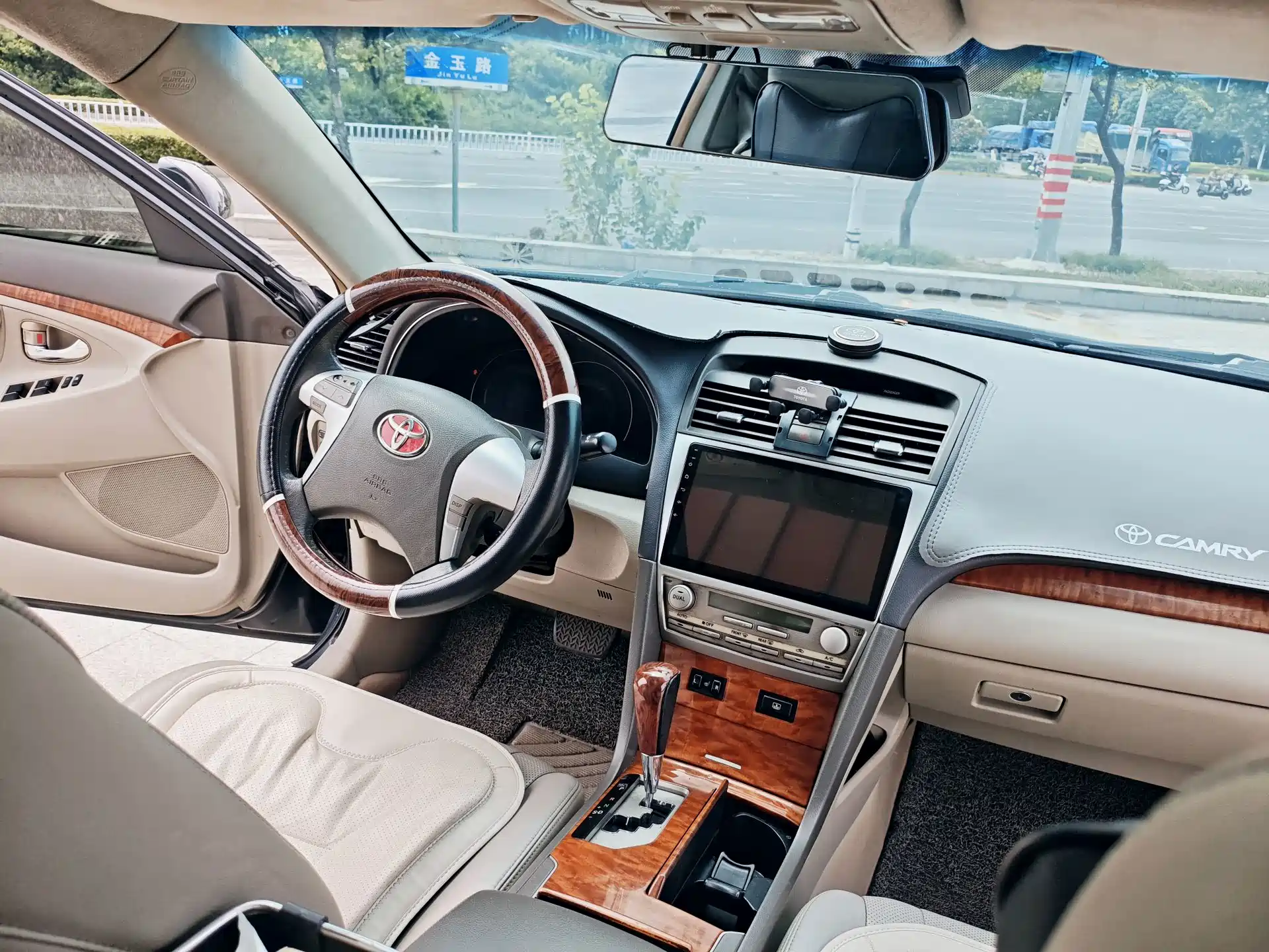 Фото 6 - Toyota Camry