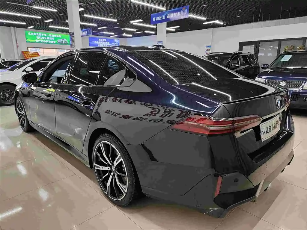BMW 5 Series (Import) 2024 530i Premium Model M Sport Package фото 6