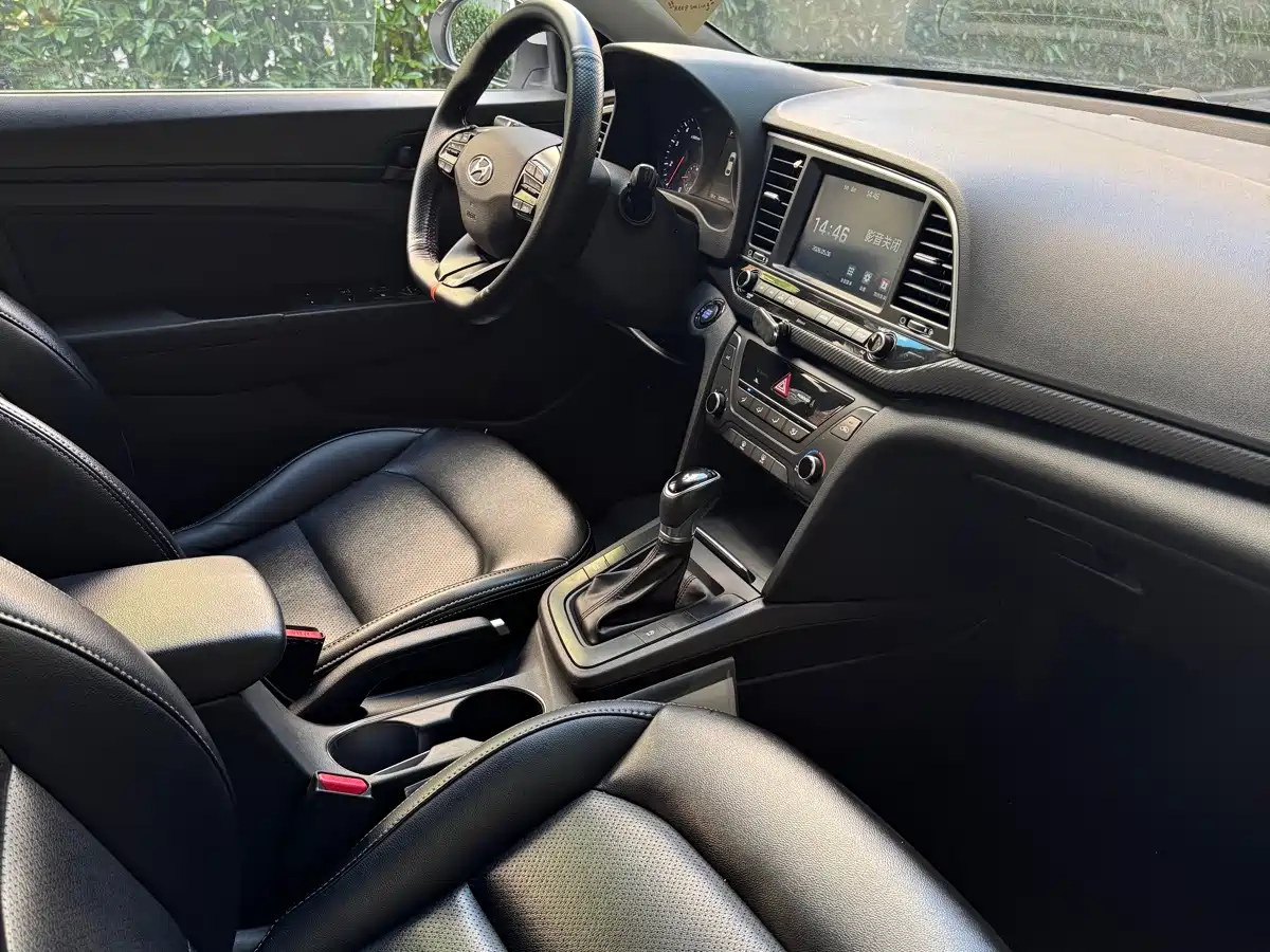 Hyundai Elantra 2018 1.6L Automatic 15th Anniversary Special Edition фото 8