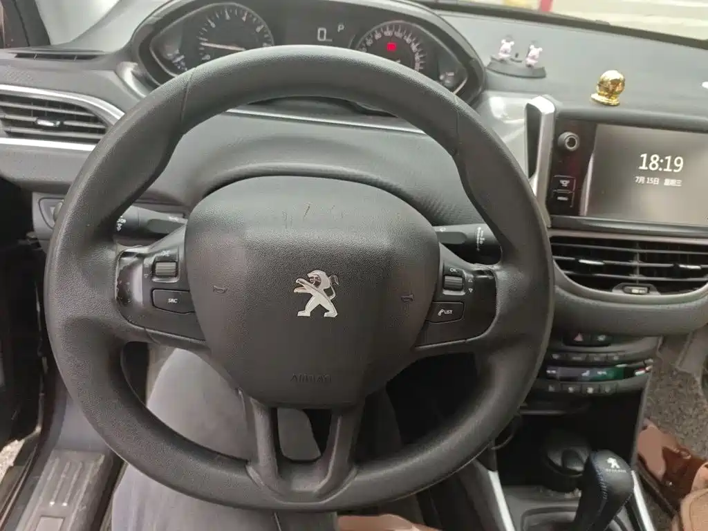 Фото 3 - Peugeot 2008