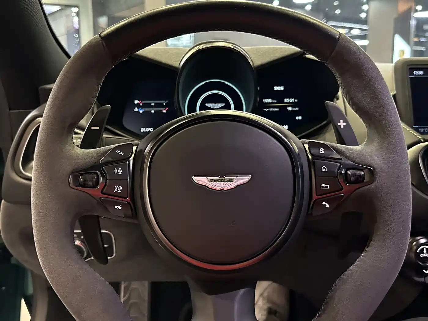 ASTON MARTIN V8 VANTAGE